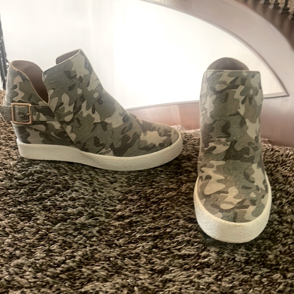PINK LILY Camo wedges